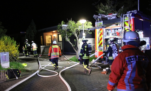 In der Nacht zu Ostersonntag brannte es im Keller eines Hauses im Fliederweg, Lebenstedt. Foto: Rudolf Karliczek