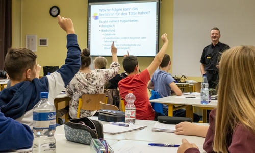 Die Schüler beteiligten sich rege an der Diskussion um Kriminalprävention. Foto: Gymnasium am Bötschenberg