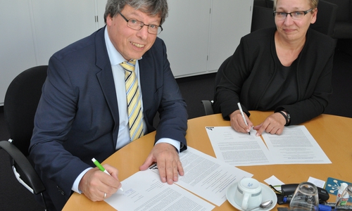 Hans-Peter Daub (Vorstand Stiftung Diakonie Kästorf) und Iris Bothe (Dezernentin für Jugend, Schule und Integration). Foto: Stadt Wolfsburg
