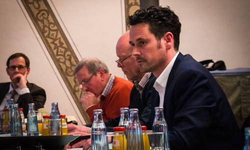 Pierre Balder (FDP, rechts im Bild) verteidigte den Antrag seiner Fraktion, hatte jedoch als Grundmandatsträger kein Stimmrecht. Foto: Werner Heise