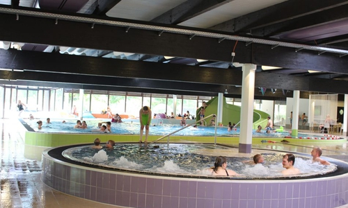 Ein fünfjähriges Mädchen konnte am Sonntag durch den Schwimmmeister im Gliesmaroder Bad gerettet werden. Symbolfoto: Archiv