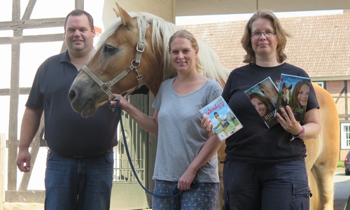 Machen die Lesung auf dem Pferdehof möglich: Alexander Lörcher, Haflinger-Stute Chanel, Laura Lörcher, Gaby Nintemann. Foto: Landkreis Wolfenbüttel