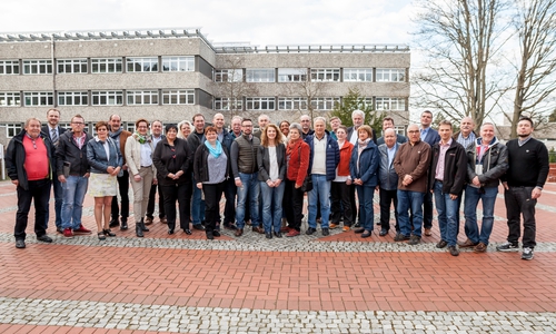 Die Wahlkandidaten posierten nach den Abstimmungen am Freitag für ihr Broschürenfoto. Foto: Alec Pein