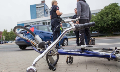 Zu dem Unfall kam es direkt vor dem Rathaus. Foto: Rudolf Karliczek