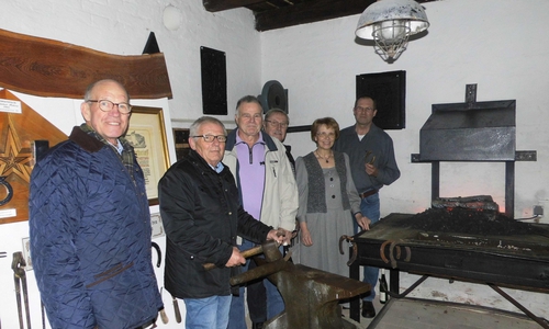 Wolfgang Steckhan, Lothar Hattwig, Claus-Dieter Großhennig, Hans-Gert Hotop, Dorothee Schacht und Manfred Bolluck in der Schmiede. Foto: Förderkreis Heimathaus Alte Mühle Schladen e.V