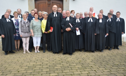 Volker Menke und Hans Schweda im Kreis von Kirchenvorstehern und Kollegen. Foto: Ev.-luth. Kirchenkreis Peine