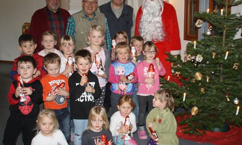 Werner Blasche, Otto Segger und Eberhard Grund besuchten mit dem Weihnachtsmann die Kinder des Kindergartens Astrid-Linderen und der Krippe Bullerbü. Foto: Stadt Schöningen