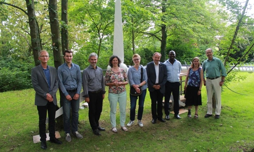 Prof. Dr. Büchel, N. Jüttner, S. Brix, G. El Boustami, U. Krause, Prof. Dr. Boggasch, J. Sadrack Mpakio Mpako, U. Siemens, Prof. M. Haas bei ihrem Besuch in der Ostaflia. Es fehlt als Fotograf M. Mundt. Foto: Mundt