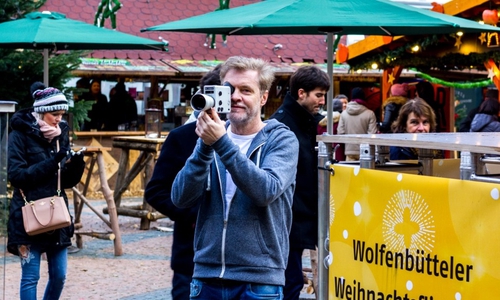 Jürgen Lossau drehte mit einer Nizo Super-8-Filmkamera von 1976 auf dem Wolfenbütteler Weihnachtsmarkt. Foto: stadtflimmern