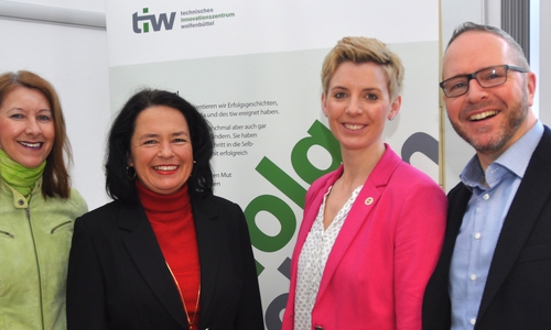 Cordula Miosga (von links), Carola Weitner-Kehl, Corinna Werner und Heiko Bartels fördern und beraten Jungunternehmer. Foto: tiw
