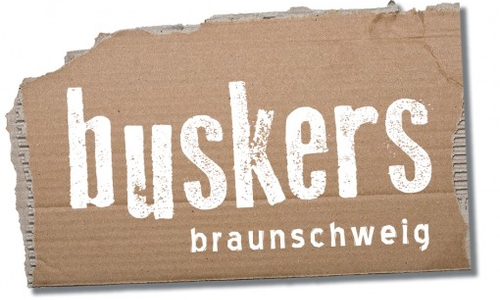 Am Samstag, den 11. Juni 2016, sowie am Sonntag, den 12. Juni 2016, ruft der Verein Kulturzelt e.V. erstmals das Straßenmusikfestival „Buskers Braunschweig“ in der Braunschweiger Innenstadt ins Leben. Logo: Buskers