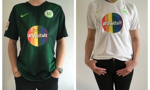 Die Shirts sind größtenteils handsigniert. Fotos: Aids-Hilfe Wolfsburg