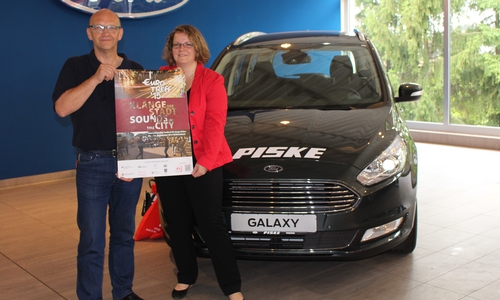 Das Autohaus Piske unterstützt den EUROTREFF mit der Leihgabe von drei Neuwagen. Stefan Piske, Geschäftsführer des Autohaus Piske mit Marleen Mützloff, Generalsekretärin des AMJ.  Foto: Jan Borner