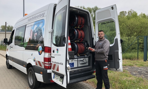 Ronny Künnemann, Mitarbeiter im Technischen Service, stellt den neuen Kabelwagen vor. Foto: Stadtwerke Wolfenbüttel

 