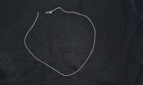 Besitzer der Schmuckstücke gesucht. Fotos: Polizei