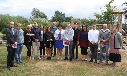 Zum Abschied wurde auch ein Gruppenfoto gemacht. Foto: Dachstiftung Diakonie