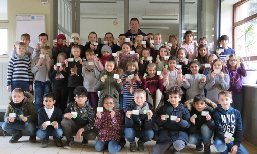 Lehrer Clemens Berger mit den stolzen 'Dauerläufern' mit ihren Laufpässen und Abzeichen. Foto: Wilhelm-Raabe-Schule