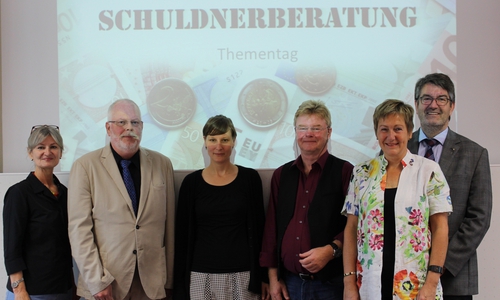 Von links:  Dipl-Soz.Pädagogin Christine Jahn und Diplom Sozialarbeiter Karl-Michael Froning (Fakultät Soziale Arbeit der Ostfalia), Esther Binner (FSB), Prof. Dr. Ulf Groth (IfW Hochschule Neubrandenburg) sowie Prof. Dr. Sabine Brombach (Dekanin der Fakultät Soziale Arbeit der Ostfalia) und Dipl.-Ing Volker Küch M.A. (Vizepräsident für Personal und Finanzen der Ostfalia) beim Thementag "Insolvenzordnung oder soziale Schuldnerberatung".
Foto: Ostfalia
