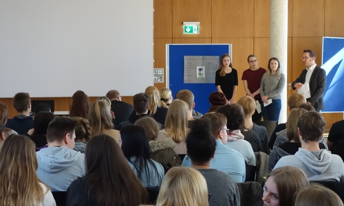 Rund 80 Schülerinnen und Schüler stellten sich beim Wettbewerb „promotion school“ der Kritik von Experten zu ihren Geschäftsideen. Foto: Sparkasse Gifhorn Wolfsburg

