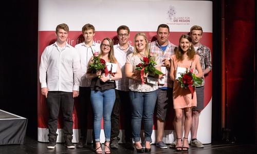 Die drei erstplatzierten Teams im Wettbewerb promotion school 2016: Team "International ideas" von der Ludwig-Erhard-Schule Salzgitter mit der Idee „SoundsEasy“ (1. Reihe), Team "ATS" von der BBS 1 Gifhorn mit der Idee für einen Multifunktionsstab für den Segelsport (2. Reihe, 1. bis 3.v.l.) und Team "Pens down" von der Carl-Gotthard-Langhans Schule Wolfenbüttel mit der Idee EmergencySystem (2. Reihe, 4. bis 6.v.l.). Foto:  Allianz für die Region GmbH/ Robert Kagelmann 