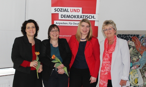 Dr. Carola Reimann (MdB), Prof. Dr. Brigitte Wotha (Ostfalia), Simone Wilimzig-Wilke (neue ASF Bezirksvorsitzende Braunschweig) und Annegret Ihbe (bisherige ASF Bezirksvorsitzende Braunschweig). Foto: Jutta Wegerich
