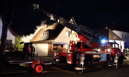 Beim Eintreffen der Feuerwehr stand der Anbau bereits im Vollbrand. Foto: Hawellek / Kreisfeuerwehrpressestelle
