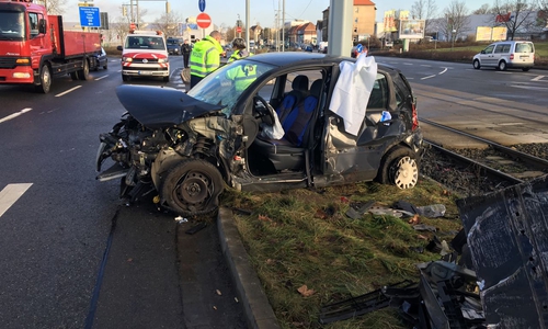 Totalschaden: Der Unfallwagen nach der Kollision mit der Straßenbahn. Fotos/Video: Aktuell24 (KR)