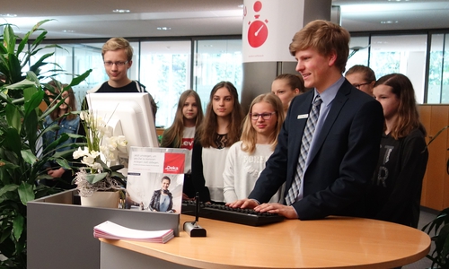 Chris Ronald Schulze, Auszubildender der Sparkasse Gifhorn- Wolfsburg, zeigte Schülern am Zukunftstag verschiedene Aufgaben am Servicepoint. Foto: Sparkasse Gifhorn-Wolfsburg