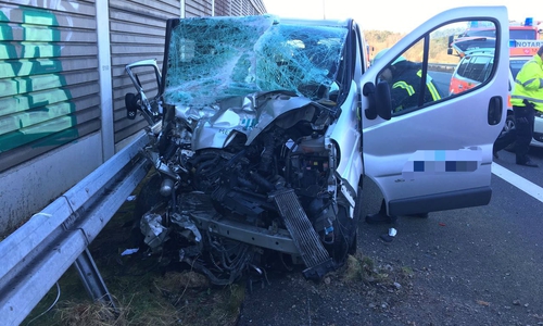 Auf der A2 kam es am Montagmittag zu einem Unfall. Fotos: aktuell24 (KR), Feuerwehr Lehre