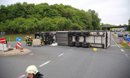 Der LKW hatte wohl Frischfleisch geladen. Fotos: Rudolf Karliczek