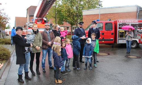 Die Betreuer und einige der Kinder der neuen Wehr mit Salzdahlums Ortsbrandmeister Markus Fricke und seinem Stellvertreter Patrick Krause. Fotos und Video: Alexander Dontscheff