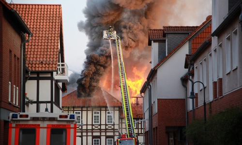 In der Altstadt von Bad kommt es derzeit zu einem heftigen Feuer. Fotos: Rudolf Karliczek