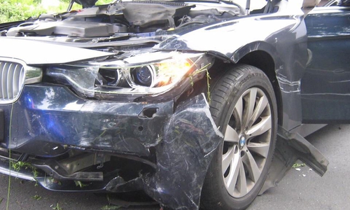 Das Fahrzeug riss sich die Ölwanne ab und fuhr einen Schaltkasten um. Fotos: Feuerwehr Flechttorf