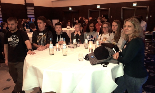 Gespannt lauschen die Medienscouts dem Vortrag von Professor Viktor Mayer-Schoenberger. Foto: Gymnasium Anna-Sophianeum
