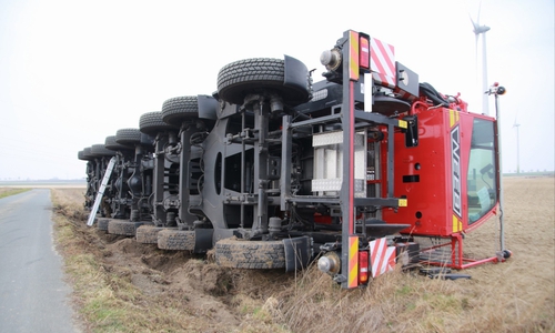 Der Schwerlastkran ist auf die Seite gekippt. Foto: Rudolf Karliczek