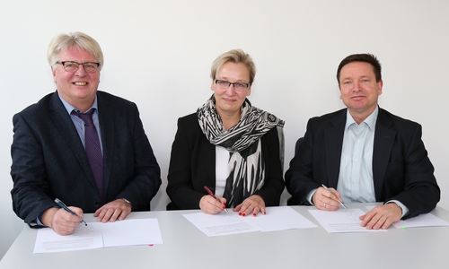 Unterzeichneten die Kooperationsvereinbarung am Donnerstagvormittag im Jobcenter Wolfsburg (von links): Gerald Witt, Leiter der Agentur für Arbeit Helmstedt, Iris Bothe, Stadträtin für Jugend, Bildung und Integration der Stadt Wolfsburg und Oliver Syring, Geschäftsführer Allianz für die Region GmbH / Foto: Allianz für die Region GmbH/ Matthias Leitzke