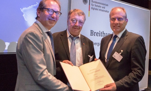 Der Förderbescheid ist jetzt offiziell überreicht. Foto: Landkreis Helmstedt