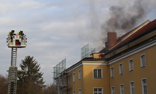 Die Feuerwehr-Übung am Brunnentheater wirkte sehr realistisch. Fotos: Andreas Meissner/ Pressestelle Feuerwehr Landkreis Helmstedt sowie Alexander Weis/ Feuerwehr Helmstedt.