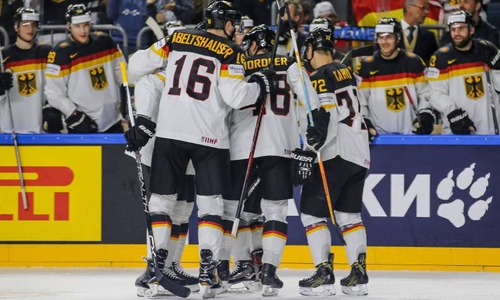 Ungefährdeter Sieg für Deutschland. Grizzly Gerrit Fauser (Im Hintergrund rechts) wartet noch immer auf sein erstes Länderspieltor. Foto: imago / Eibner