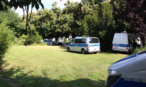 Der Amalienplatz blieb leer. Polizei rückte kurz nach 18 Uhr wieder ein. Foto: Max Förster 