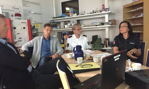 v.l. Oliver Grotha, Leiter Zentraler Kriminaldienst, Harald Töpfer, Prävention, Polizeioberrat Hans-Werner Röhrken und Polizeidirektorin Petra Krischker. Foto: Nino Milizia