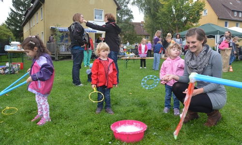 Auf der Wiese vor der "Ulme" wird es ein großes Festprogramm geben. Fotos: Ulme