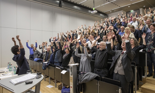 Und jetzt bitte lachen: Dass Lachyoga glücklich macht, probierten die Gäste gleich selbst aus. Foto: Ostfalia