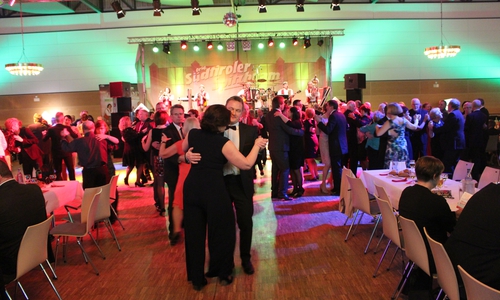 Im Saal der Lindenhalle wurde zu der Musik der Südtiroler Spitzbuam getanzt. Fotos: Alexander Dontscheff