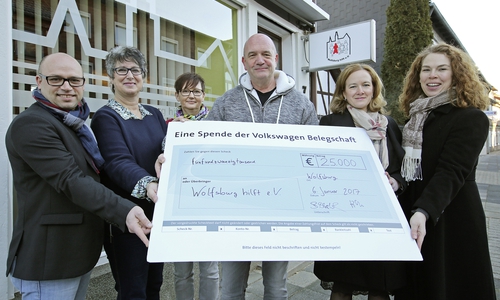 Pressewart Sven Paschke, Petra Neumann-Wollenhaupt, Vorsitzende von „Wolfsburg hilft", Schatzmeisterin Ute Schulze, Bernd Osterloh, Vorsitzender des Gesamtbetriebsrats, Kerstin Scholz, Volkswagen Personal, Betriebsrätin Sandra Bruder. Foto: VW