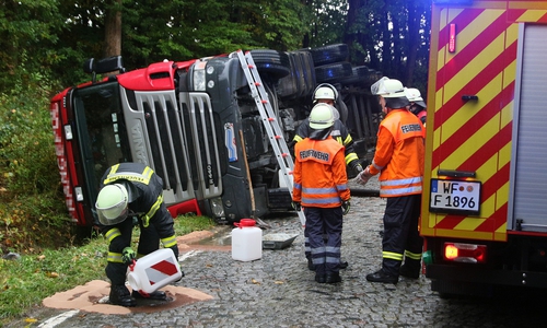 Der LKW rutschte in den Graben. Fotos: Rudi Karliczek. 