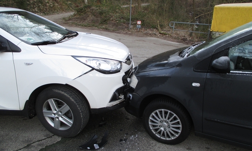 In Lautenthal kam es am Freitag zu einem Verkehrsunfall. Dabei entstand ein Sachschaden von rund 14.000 Euro. Verletzt wurde niemand. Foto: Polizei 