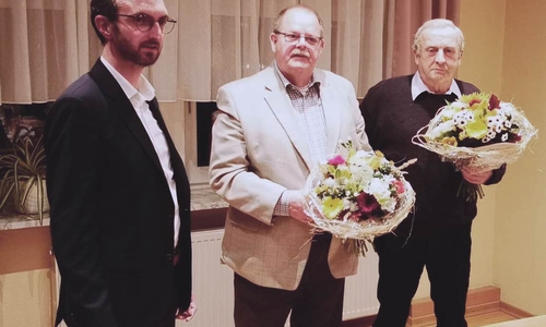 (v.l.n.r.) Alexander Jordan dankt den scheidenden Vorsitzenden Robert Königseder und Falk Gerecke für Ihre Arbeit

Foto: CDU Stadtverband Königslutter
