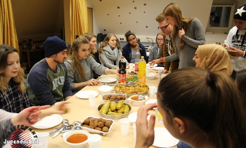 Die jungen Leute der Gruppe  während des syrischen Abends. 		                 Fotos: Kreisjugendpflege