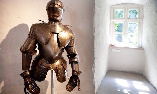 Eine Nachbildung einer Ritterrüstung im Stadtmuseum. Foto: Stadtmuseum Schloss Wolfsburg